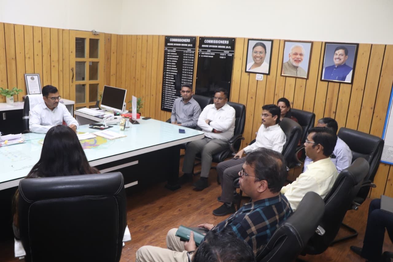 इंदौर संभाग में पेट्रोल-डीजल की पर्याप्त उपलब्धता, अफवाहों पर ध्यान न दें- संभागायुक्त डॉ. सुदाम खाड़े 