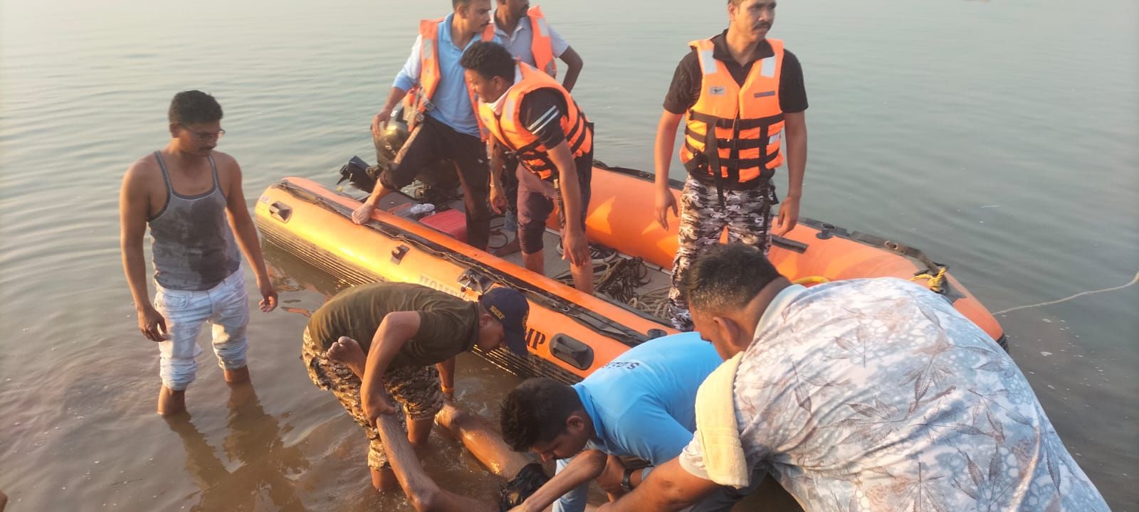 अंजड़ मोहिपुरा नर्मदा तट पर नहाने गए परिजनोंके साथ युवक लुकमान पिता नसीब  सिलावट की डूबने से मौत परिजनों का बुरा हाल 