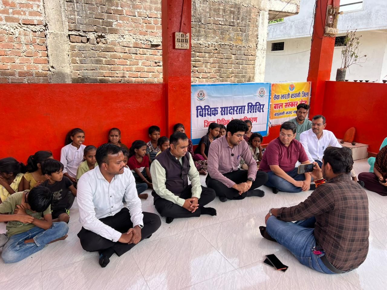 पिछडी बस्ती के 08 बच्चो का विद्यालय में कराया प्रवेश सार्थक प्रयासोंसे हीहोगा देश काउज्जवल भविष्यन्यायाधीश अमूल  मंडलोई