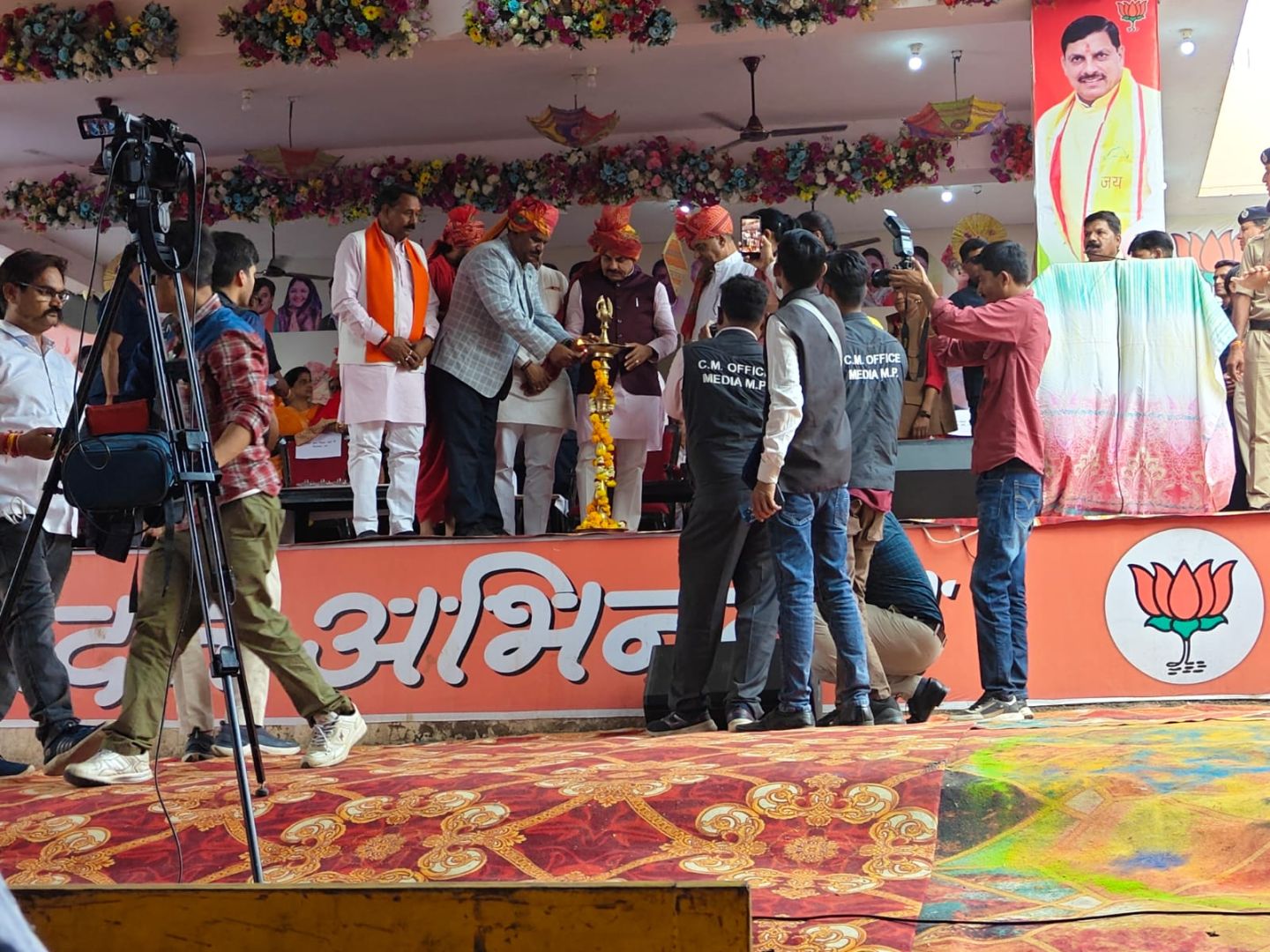 धरमपुरी में आयोजित मुख्यमंत्री कन्यादान विवाह समारोह में  अल्ट्राटेक सीमेंट यूनिट धार सीमेंट द्वारा  सहभागिता  की गई