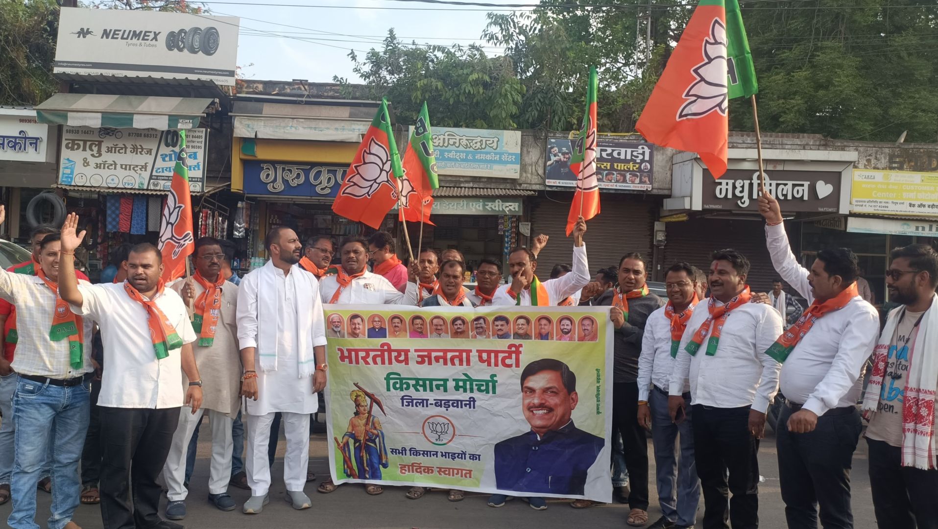 बड़वानी:- प्रदेश सरकार द्वारा भूमि अधिग्रहण पर किसानों को मिलने वाले मुआवजे को बढाकर चार गुना कियेजाने परकिसानों में हर्ष