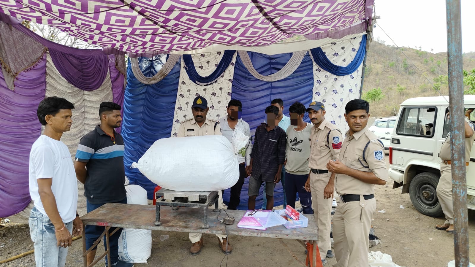 अंतरराज्यीय गंजा तस्कर से 52 किलो गांजा जप्त 3 गिरप्तार सेंधवा ग्रामीण थाने की कार्यवाही