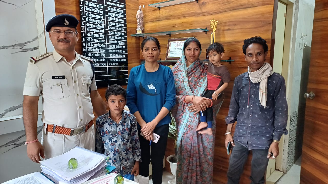 आपरेशन मुस्कान के अंतर्गत बालक को परिजन से मिलवाया कुक्षी पुलिस ने मातापिता ने दिया धन्यवाद