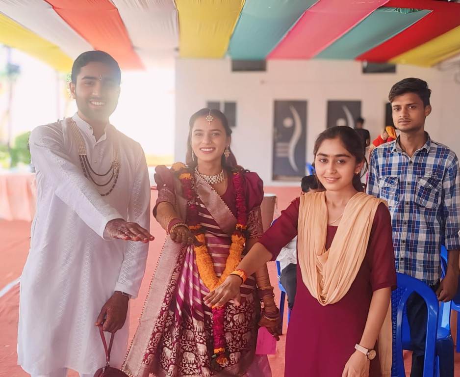 दुल्हन खुशाली एव दूल्हा आशीष ने ली मतदान की शपथ