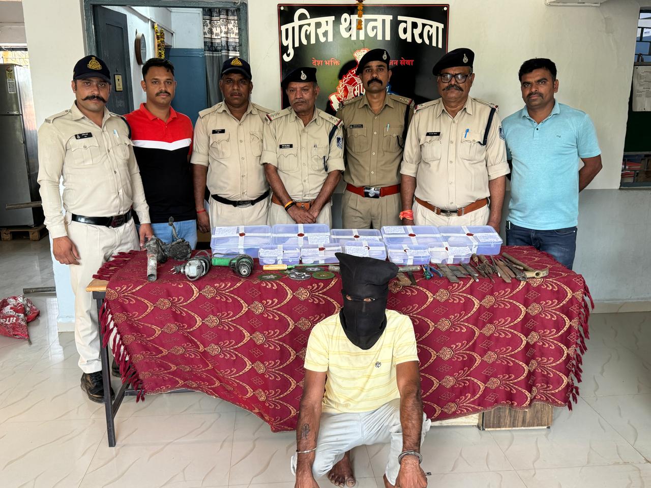 अवैध हथियार बनाने वाले के खिलाफ  आपरेशन प्रहार के  अंतर्गत थाना वरला के द्वारा बड़ी कार्यवाही आरोपी गिरफ्तार पुलिस अधीक्षक ने पुरस्कार  देने की घोषणा की