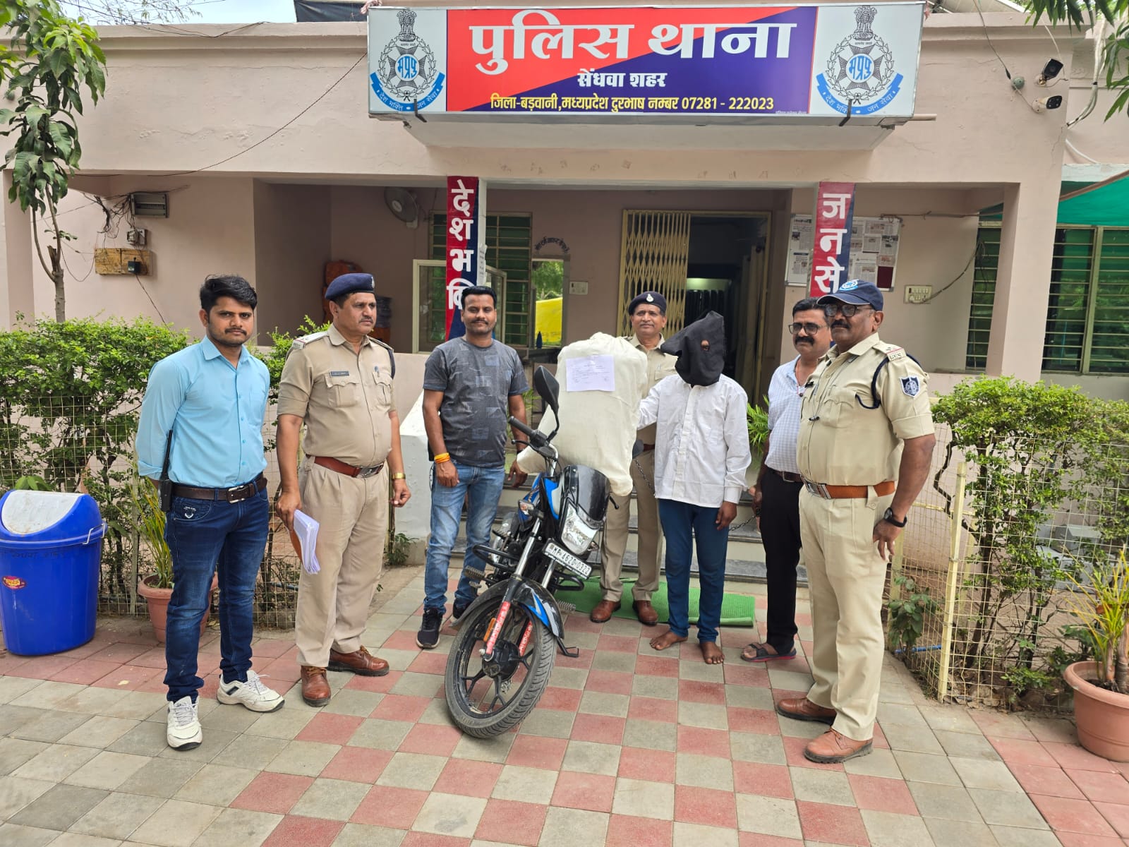 ऑपरेशन प्रहार के तहत पुलिस थाना सेंधवा शहर के द्वारा 10 किलो अवैध गांजा  बरामद आरोपी गिरफ्तार