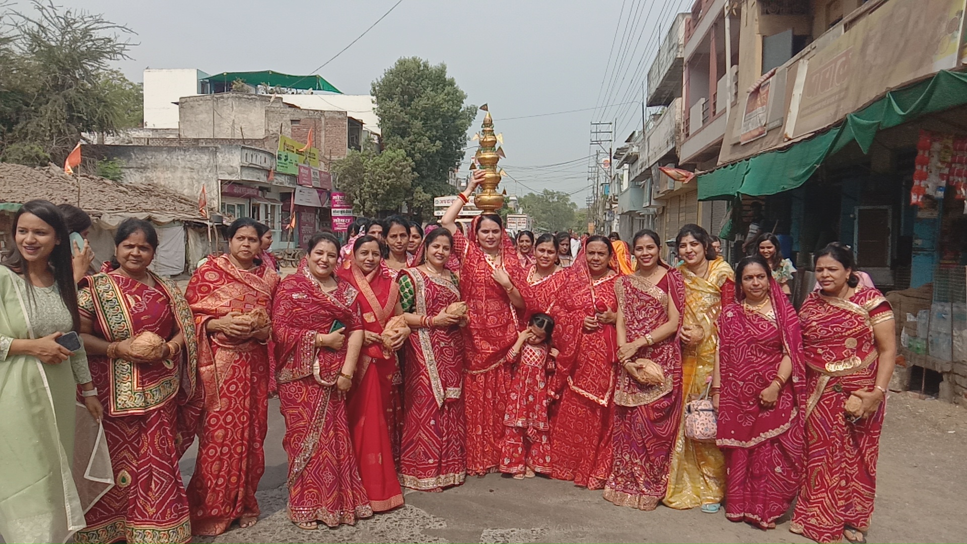 अंजड़ जैन समाज द्वारा भगवान महावीर का जन्म महोत्सव शोभायात्रा निकाल कर मनाया