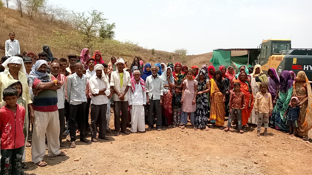 नगर अंजड़ के समिप रामदेव पूरा पलासिया पँचायत के ग्रामीणों ने  पीडब्ल्यूडी द्वारा  सड़क निर्माण कार्य को रुकवाया मांगे पूरी नही होनेतक काम बंद का किया एलान