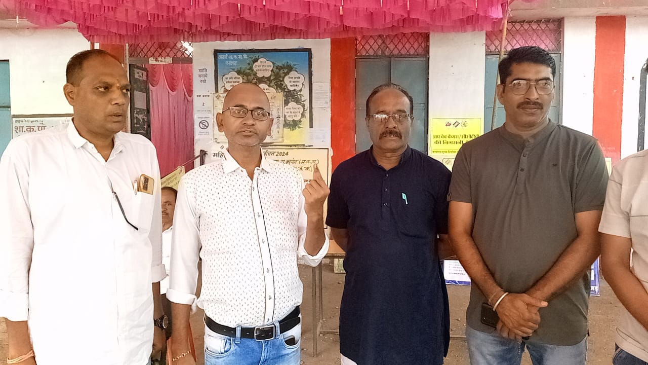 बड़वानी जिले के नगर अंजड़ में वार्ड नंबर 4 बूथ नंबर 11 में पिता के पगड़ी रस्म के कार्यक्रम को छोड़कर पुत्र अंकुश गुप्ता मतदान करने के लिए आए और देशवासियों से अपील की सारे काम छोड़ दो सबसे पहले वोट दो का राष्ट्र हीत में संदेश दिया