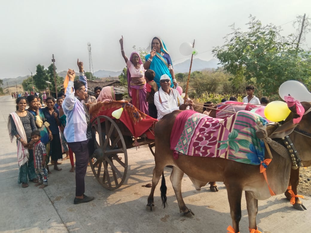 बैलगाड़ी से पानसेमल  विधान सभा के ग्राम बायगोर के मतदाता भरत अपने पूरे परिवार सहित मतदान केंद्र मतदान करने  पहुंचे किया  मतदान