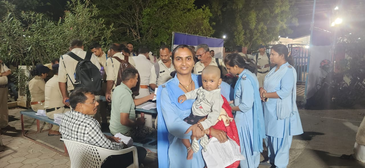 लोकसभा निर्वाचन में महिला प्रधान आरक्षक  किरण ने अपने 9 माह के  बच्चे के साथ मतदान केंद्र पर ड्यूटी देकर  सिद्ध कर दिया देश भक्ती ओर जन सेवा सर्वोपरी