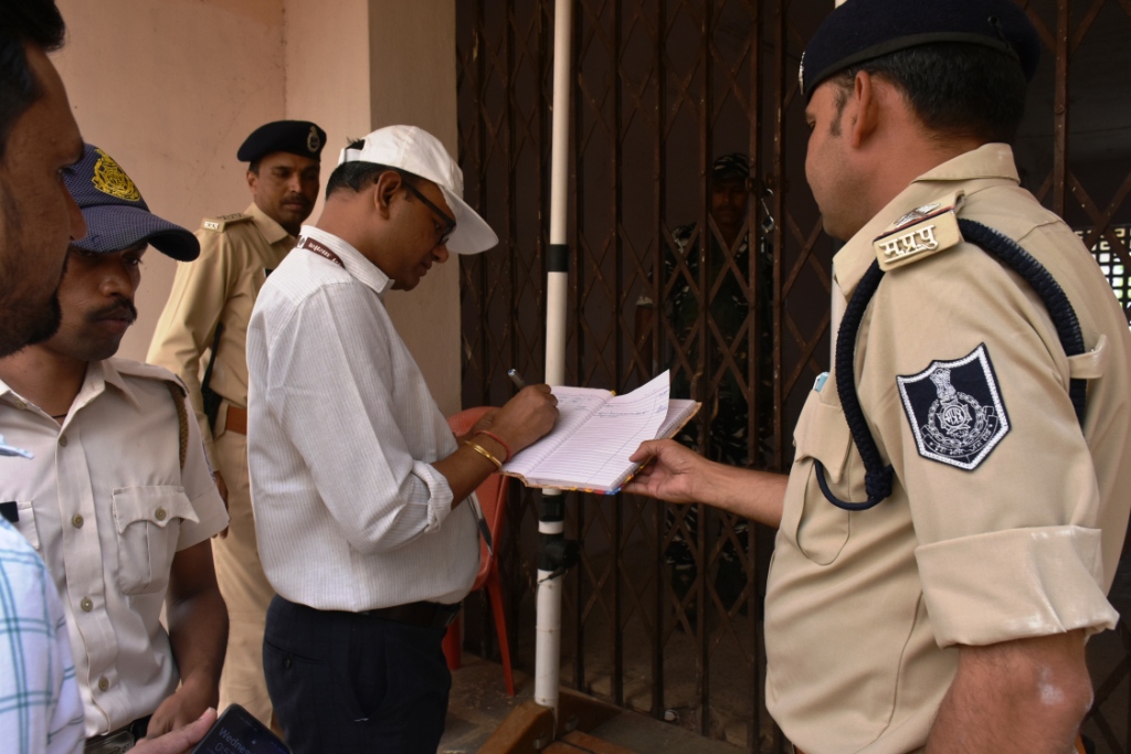 कलेक्टर एवं जिला निर्वाचन अधिकारी ने किया ईवीएम स्ट्रांग रूम का निरीक्षण थ्री लेयर में सुरक्षा व्यस्था को देखा  सीआरपीएफ एवं सशस्त्र बल के जवान कर  रहे सुरक्षा
