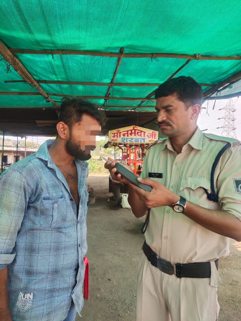 बड़वानी यातायात पुलिस द्वारा ब्रीथ एनालाइजर मशीन के द्वारा चेक करने पर शराब का सेवन कर वाहन चलाना पाया गया