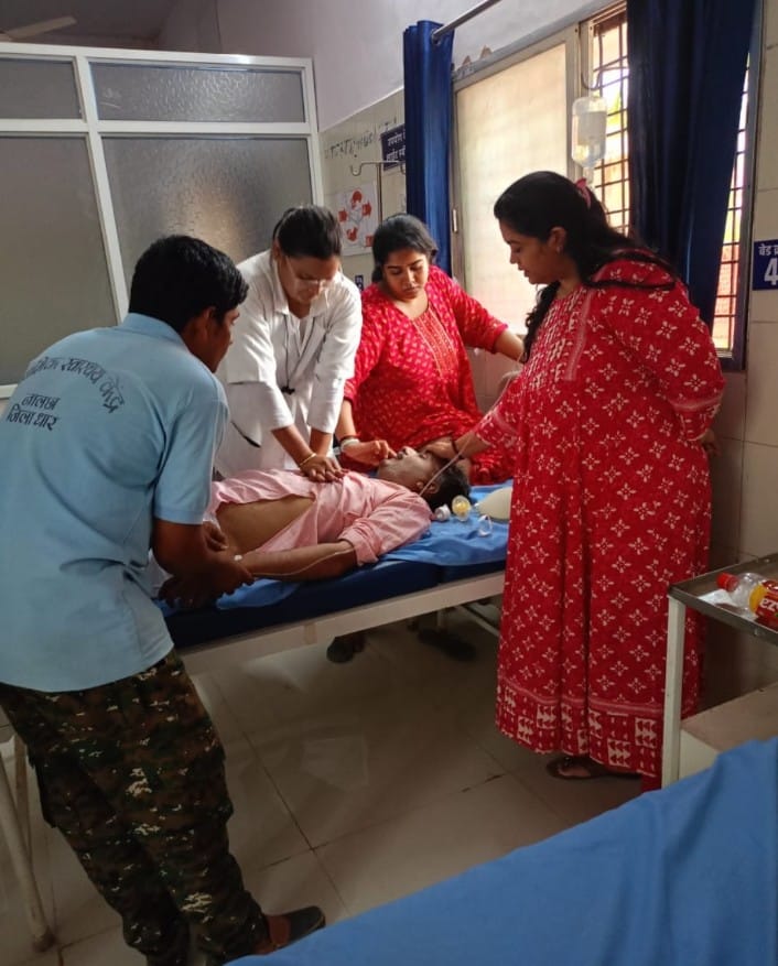 मांडव घूमने आए पर्यटक बावीन शाह की हार्ट अटैक से मौत शासकीय अस्पताल में आक्सीजन नही मिली