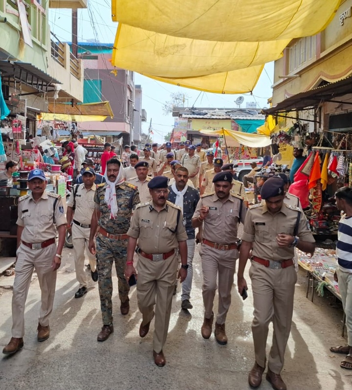 धार जिले भर में बढ़ते अपराध चोरों के आतंक से जनता परेशान पुलिस कप्तान ने  टांडा  में संभाला मोर्चा निकाला मार्च पास्ट