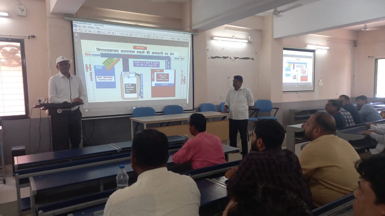 मतगणना हेतु नियुक्त माईक्रो आर्ब्जवर को किया गया प्रशिक्षित बड़वानी 01 जून 2024/गणना कक्ष में लगाई गई प्रत्येक गणना टेबल पर एक-एक माईक्रो आब्जर्वर को भी  किया गया नियुक्त