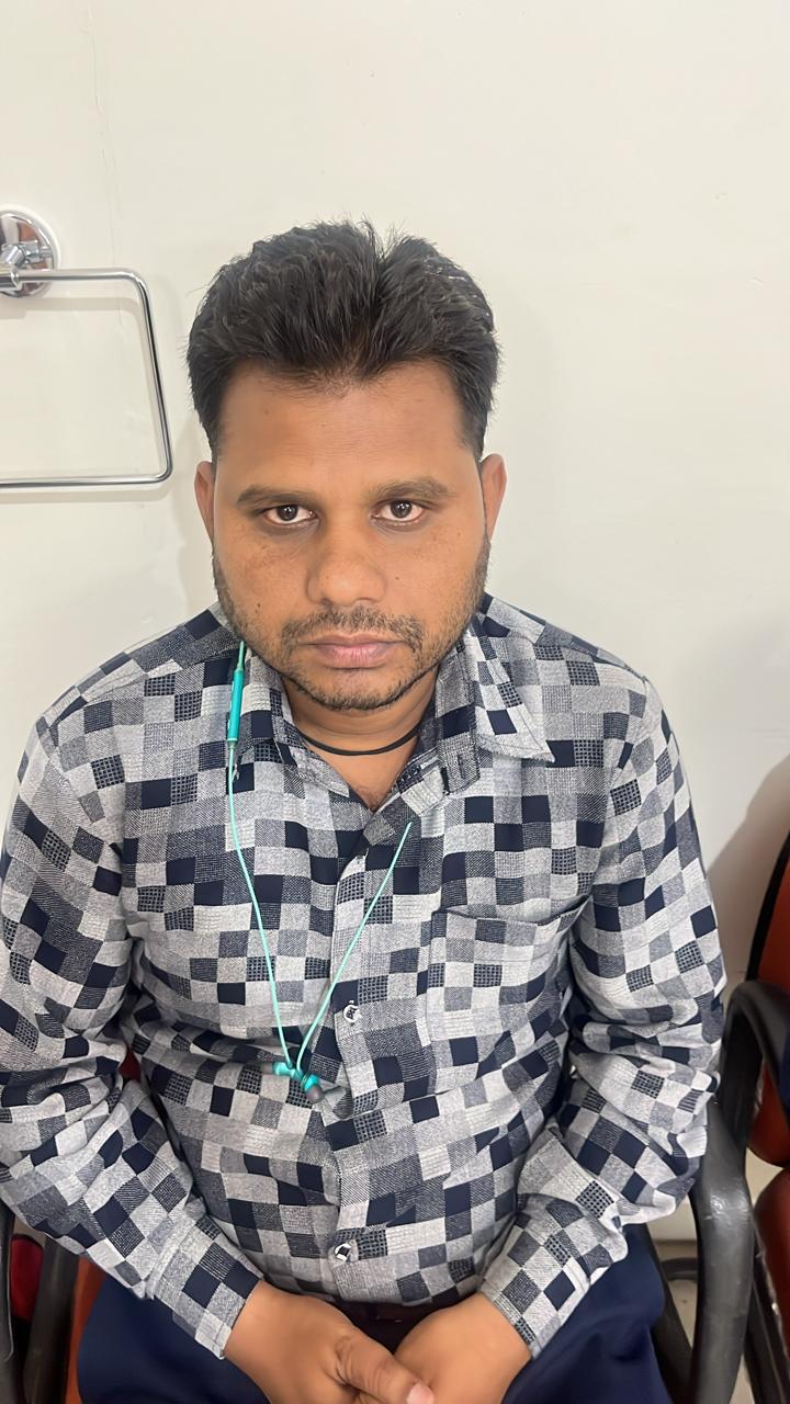 सरदार पुर धार लोकायुक्त ने रिश्वत लेते प्रबंधक जिला समन्वयक अरविंद वर्मा एव सहयोगी रविसिह को 15 हजार रुपये  लेते हुवे रंगे हाथों  किया गिरफ्तार