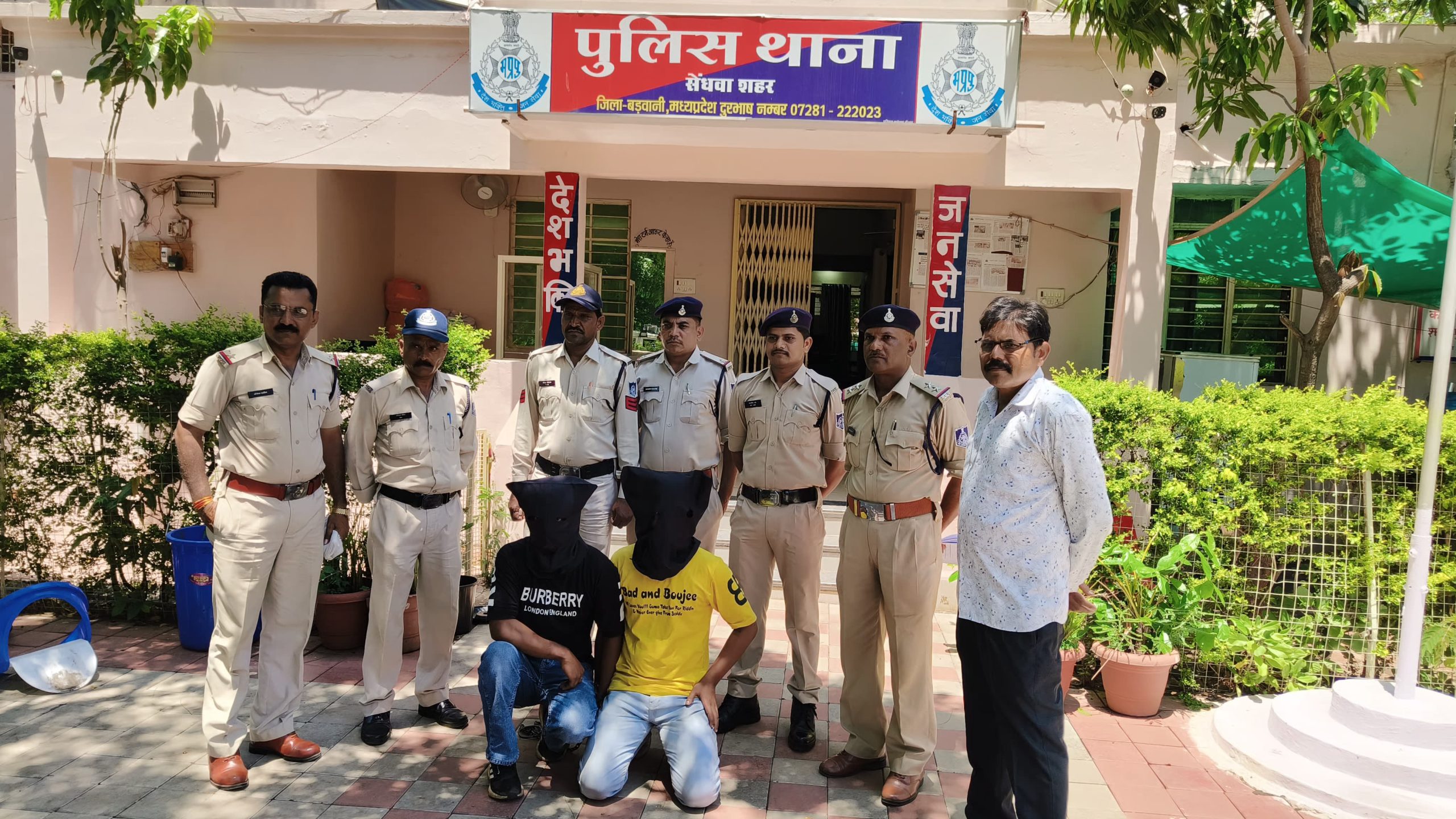 ऑपरेशन प्रहार के तहत सेंधवा शहर पुलिस द्वारा दिल्ली के अंतर्राज्यीय 02 आर्म्स तस्करों मोहम्मद साहिल , एवं शुभम कुमार को किया गिरफ्तार