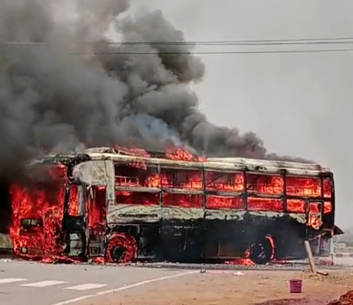 जगदलपुर से राजधानी रायपुर आ रही यात्री बस में लगी आग,  किसीके हताहत होने की खबर नही पुलिस एवं दमकल की टीम मौके पर पहुँची