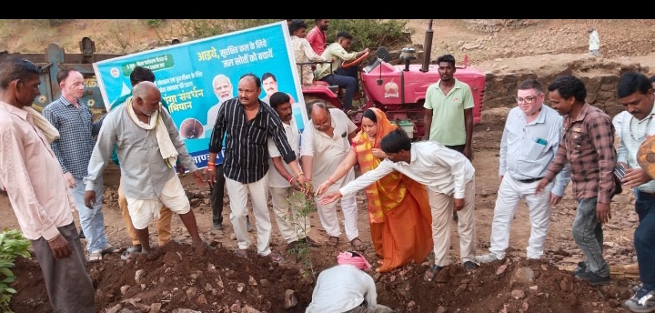 जल गंगा संवर्धन अभियान  के तहत मांडू में वृक्षारोपण के साथ गंगा आरती का आयोजन हुआ