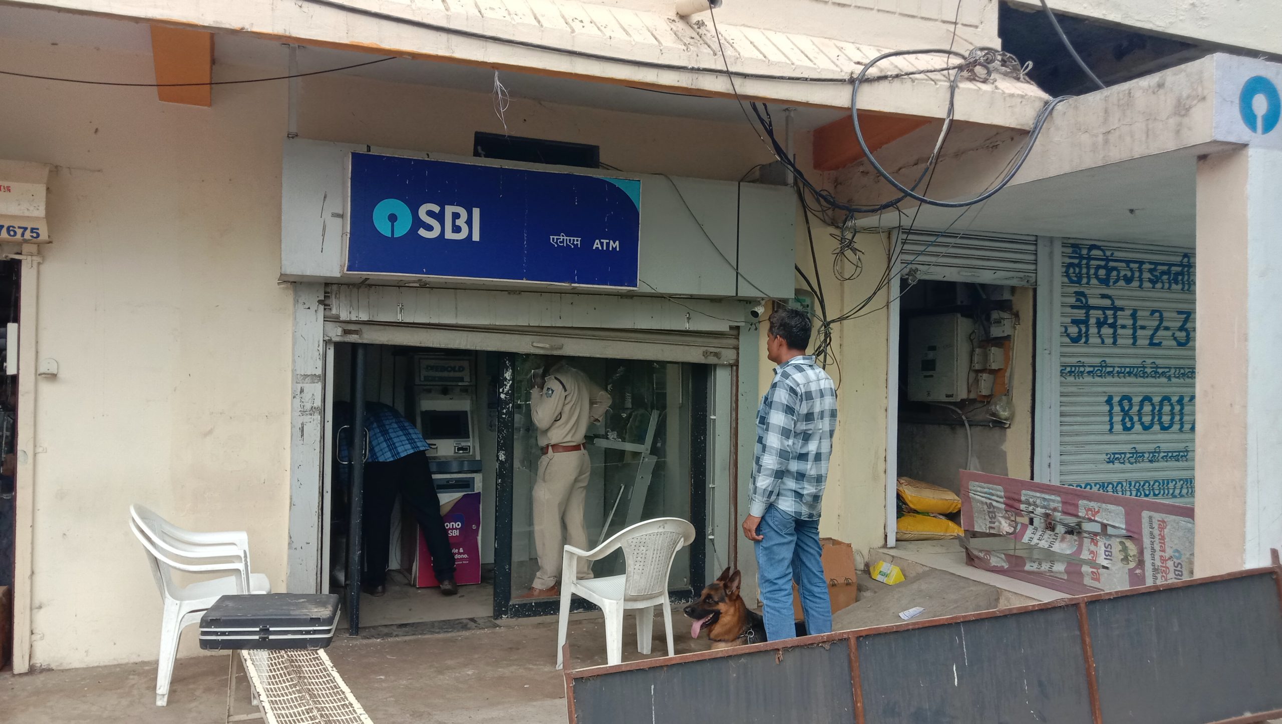 चोरों ने  एटीएम पर बोला धावा कटर से काट कर केश ले उड़े चोर सीसीटीवी में  कैद हुई घटना