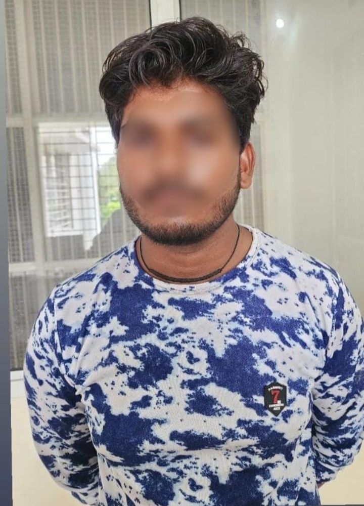 01 माह पूर्व  कुटुम्ब न्यायालय धार से पेशी के दौरान फरार वांरटी कमल पिता भगवानसिंह उम्र 26 साल निवासी ग्राम पिपलिया थाना सादलपुर जिला धार को पुलिस ने गिरफ्तार कर भेजा जेल