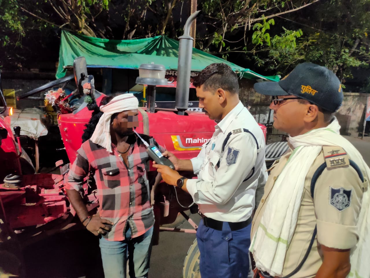 बड़वानी शराब पीकर ट्रैक्टर चलाने वाले ड्राइवर पर ₹ 11000  का लगाया जुर्माना यातायात पुलिस बड़वानी की कार्रवाई निरंतर जारी रहेगी