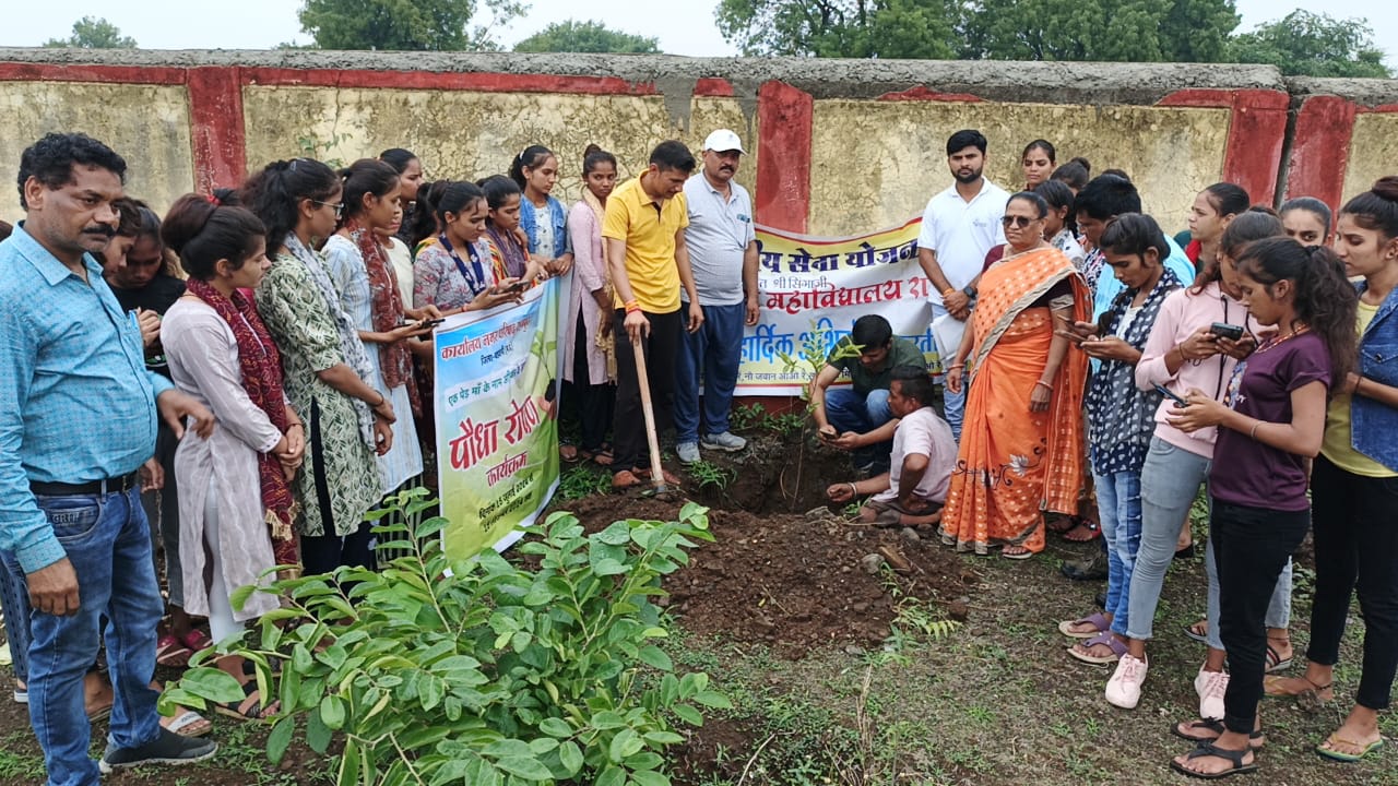 राजपुर नगर में नगर परिषद के माध्यम से एक पेड़ मां के नाम अभियान की हुई शुरुआत अनुविभागीय अधिकारी व CMO  मयाराम सोलंकी सहित अन्य ने लगाए पौधे