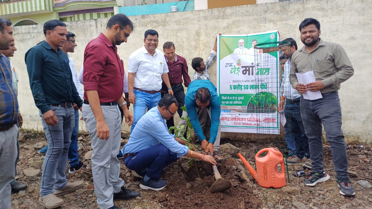 बड़वानी सभी जिलेवासी लगाये अपनी माताजी के नाम से एक पेड़-कलेक्टर डॉ. फटिंग