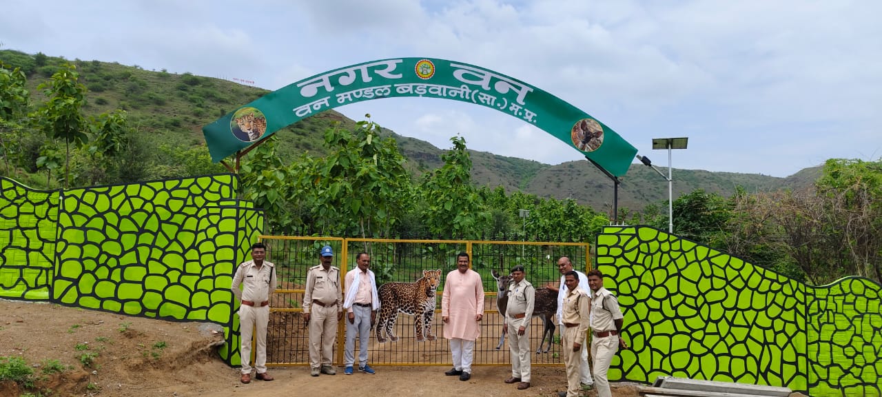 ग्राम अमलियापानी में वन विभाग ने बनाया है नगर वन विधायक राजन मंडलोई  ने किया पौधा रोपण