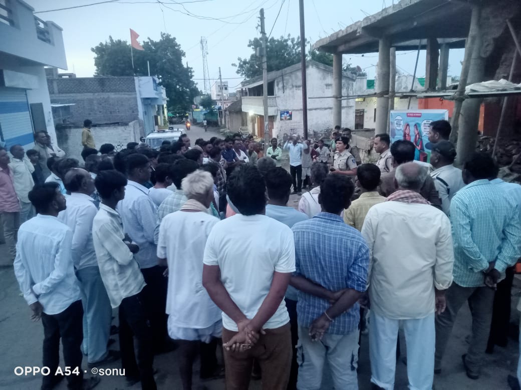 बड़वानी जुलवानिया पुलिस के द्वारा नये कानून व साइबर अपराधों के संबंध में ग्राम खजूरी में चौपाल का आयोजन कर ग्रामीणों को किया जागरुक