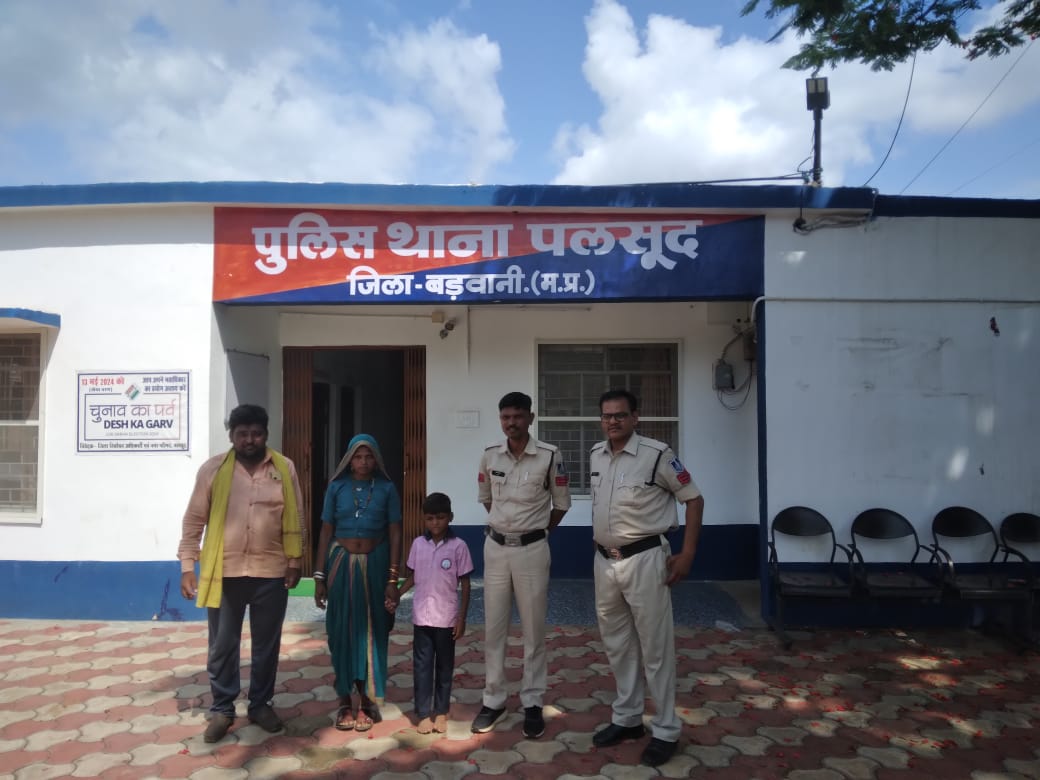 बड़वानी पलसूद पुलिस द्वारा लावारिस खड़े  बालक की सुचाना मिलने पर मोके पर पहुंची  डायल 100  बच्चें की स्कूल ड्रेस पर  लिखे मोनो से  स्कूल से चर्चा कर बालक को उसके मातापिता के सुपर्द किया