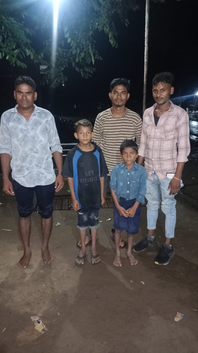 थाना वरला पुलिस द्वारा 2 नाबालिग बच्चे रास्ता  भटक गए थे बच्चों को परिजनों से मिलवाया परिजनों ने पुलिस को दिया धन्यवाद