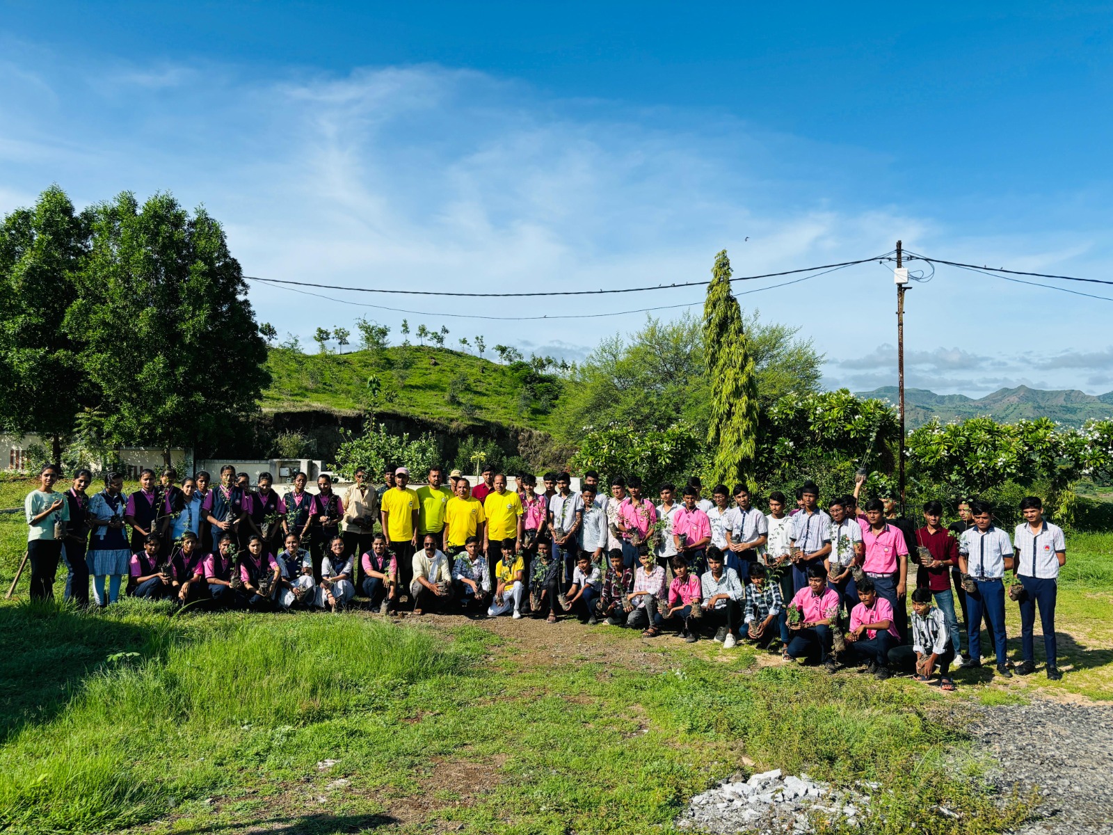 बड़वानी एक पेड़ माँ के नाम अभियान अंतर्गत रेवा कुंज पहाड़ी पर नर्मदा कान्वेंट हायर सेकंडरी स्कूल के संचालक श्री राम यादव के नेतृत्वमें  स्कूल के बच्चों ने  किया पौधारोपण