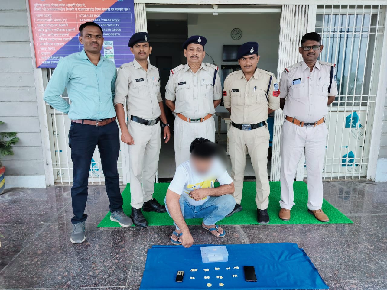 थाना अंजड पुलिस द्वारा सराफा बाजार में चोरी करने वाले  आरोपी को किया गिरफ्तार 9 जोड़ी टॉप्स वजन 48 ग्राम कीमत तिन लाख पचपन हजार का माल जप्त  किया आरोपी को भेजा जेल