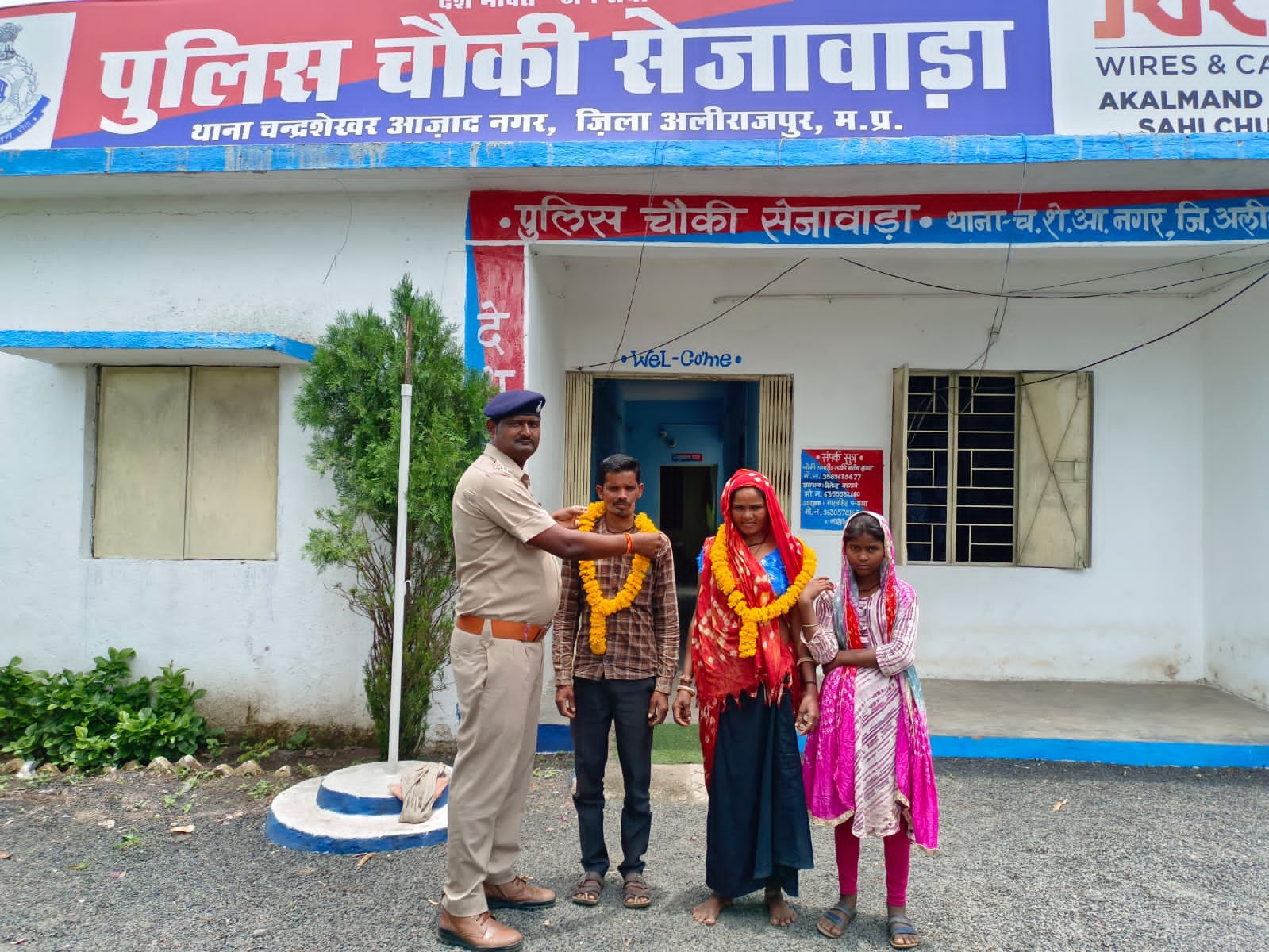 अलीराजपुर पुलिस चौकी सेजावाड़ा की मेहनत रंग लाई , गुम बालिका पुष्पा को उसके परिजनों से मिलवाया अहमदाबाद से गुम हुई थी बालिका , पिता ने छोड़ दी थी बच्ची के मिलने की आस. ग्राम काकड़वारी के निनामा दंपत्ति का प्रशंसनीय सहयोग.