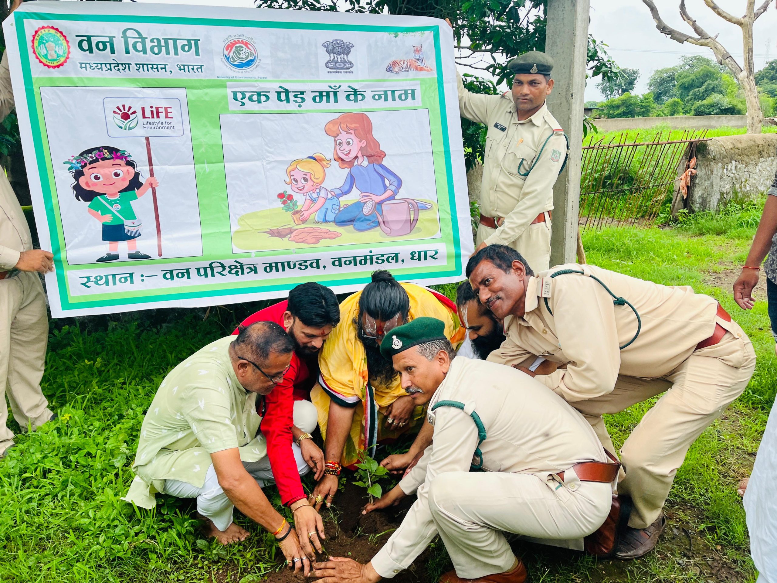 मांडव एक पेड़ अपनी माँ के नाम महंत नरसिंह दास  ने ब्रह्मलीन  अपने गुरु त्रिलोक दास जी महाराज के चरण पादुका पूजन के बाद वन विभाग के सहयोग से 11000 पौधे लगाने की शुरुआत की