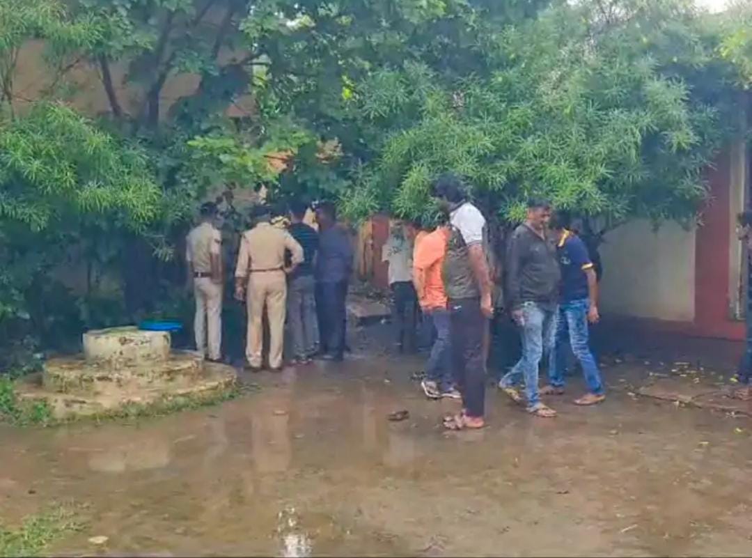 शासकीय माध्यमिक विद्यालय क्रमांक 1 सेंधवा के प्रांगण में महिला ने लगाई फांसी मौके पर पहुंची पुलिस लोगो भारी भीड़ पुलिस ने मर्गकायम कर जांच में लिया