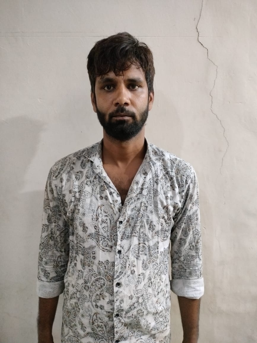 कुक्षी सौतेली माँ बनी कलयुगी माँ  आरोपी के साथ जबरन कराई बात जबरजस्ती मोटर  सायकल पर बैठा कर आरोपी के साथ भेजा शादी के नाम पर पूर्व से दो पत्नी के पति ने किया शील भंग पुलिस ने आरोपी ओर माँ को भेजा जेल