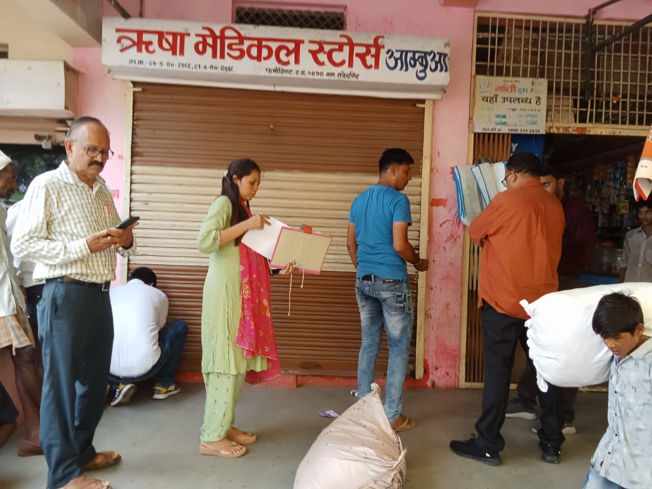 अलीराजपुर कलेक्टर के निजी क्लिनिक जाँच आदेश से एसडीएम  पांडे द्वारा आम्बुआ में  क्लिनिक का किया निरीक्षण क्लिनिक किया सील