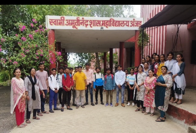 स्वामी अमूर्तानंद शासकीय महाविद्यालय अंजड़ में दिनांक 1 जुलाई से तीन दिवसीय दीक्षारंभ समारोह का कार्यक्रम आयोजित किया गया नवप्रवेशित विद्यार्थियों का तिलक लगाकर पुष्प वर्षा कर स्वागत किया गया