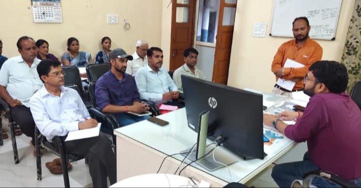 जोबट- अनुविभागीय अधिकारी राजस्व के कार्यालय में जोबट एवं उदयगढ  विकासखंड के स्वास्थ्य विभाग के अमले के साथ एसडीएम की अध्यक्षता में रोगी कल्याण समिति की बैठक का आयोजन  किया स्वास्थ सुविधाओ के लिए  दिए निर्देश