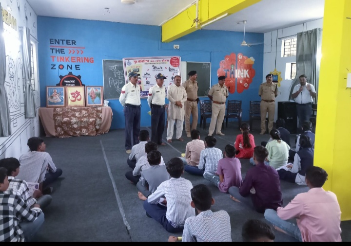 अलीराजपुर सड़क परिवहन एवं राजमार्ग मंत्रालय द्वारा शुरु की गई गुड सेमेरिटन योजना में पुलिस अधीक्षक ने बच्चों को दी जानकारी