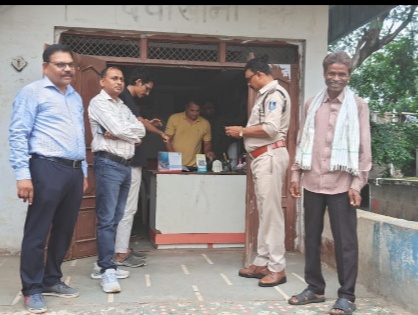 कुक्षी डही में 5 झोलाछाप डॉक्टरों के क्लीनिक स्वास्थ्य विभाग ने किए सील, झोलाछाप डॉक्टर में मचा हड़कंप