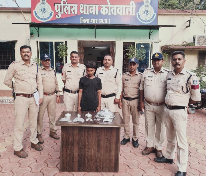 धार मंदिरों में चोरी करने वाले आरोपी	त्रिलोक उर्फ दीपक पिता बसंतीलाल गुर्जर उम्र 19 साल निवासी भगतसिंह मार्ग पेटलावद रोड़ श्रीजी घाटी के नीचे थाना बदनावर जिला धार को पुलिस ने  किया गिरफ्तार    