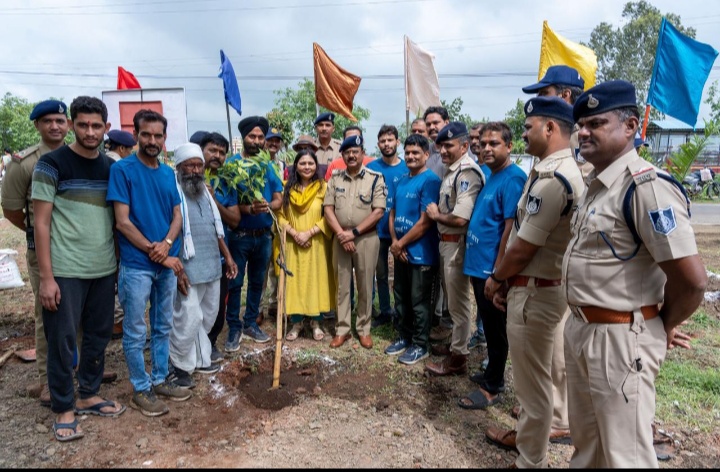 धार पुलिस अधीक्षक के मार्गदर्शन में डीआरपी लाइन धार में मोती परिसर में 500 पौधे लगाए जिले के सभी थानों चोकीयो में 2000 पौधे लगा कर पर्यावरण का संदेश दिया