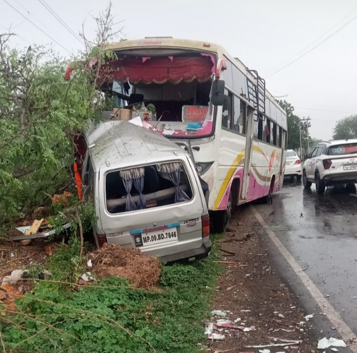 कुक्षि गणपुर चौकड़ी पर यात्रियों से भरी बस ने दुर्घटना ग्रस्त खड़ी मारुति वेन को मारी टक्कर कई यात्री हुवे घायल घायलों को बड़वानी जिला अस्पताल भिजवाया