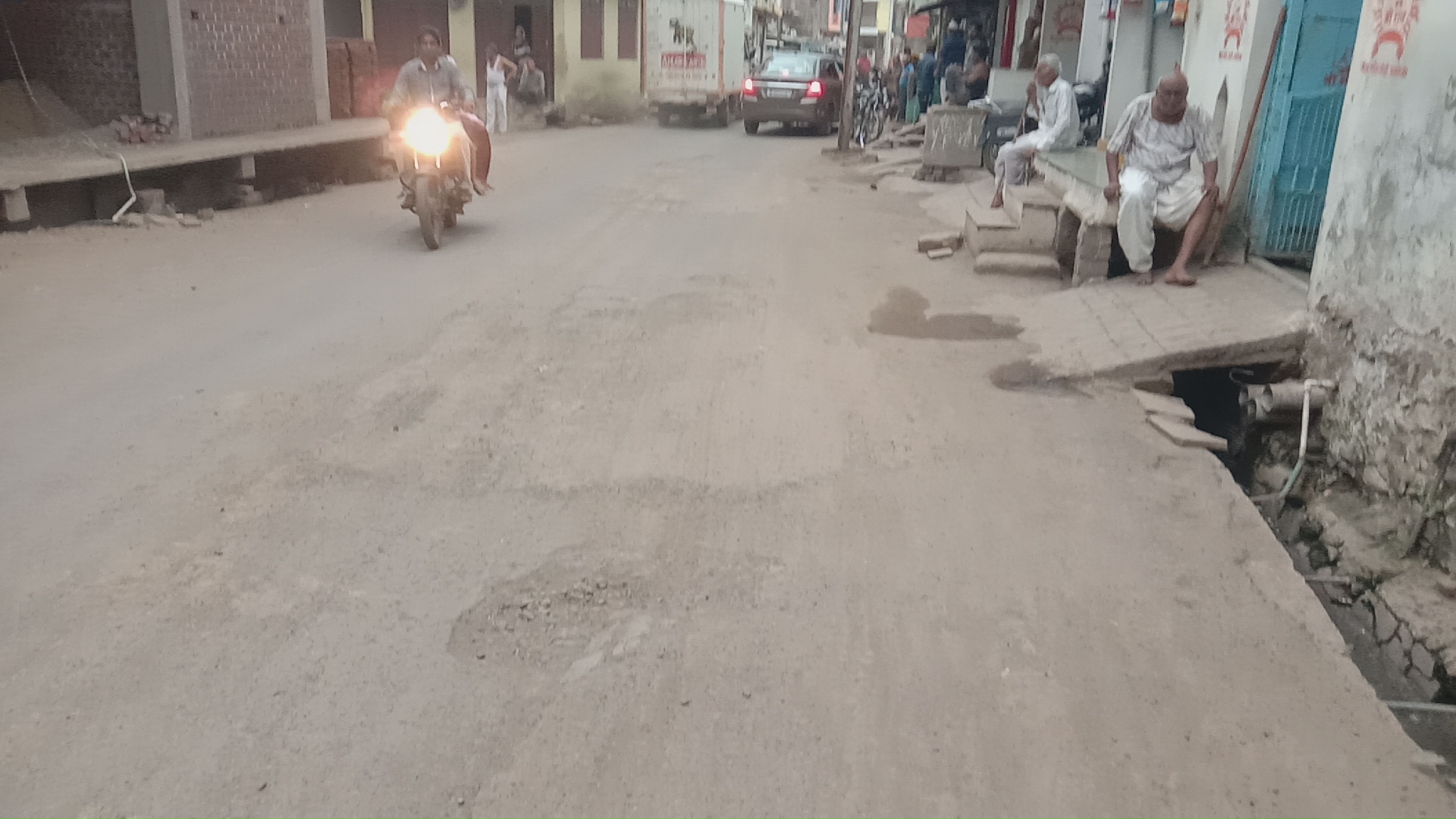 अंजड़ 15 माह पूर्व बायपास पर बनी सड़क जगह जगह से उखड़ी जनता परेशान  ठेकेदार को नोटिस देने की हिम्मत नही दिखा पाई अंजड़ नगर परिषद