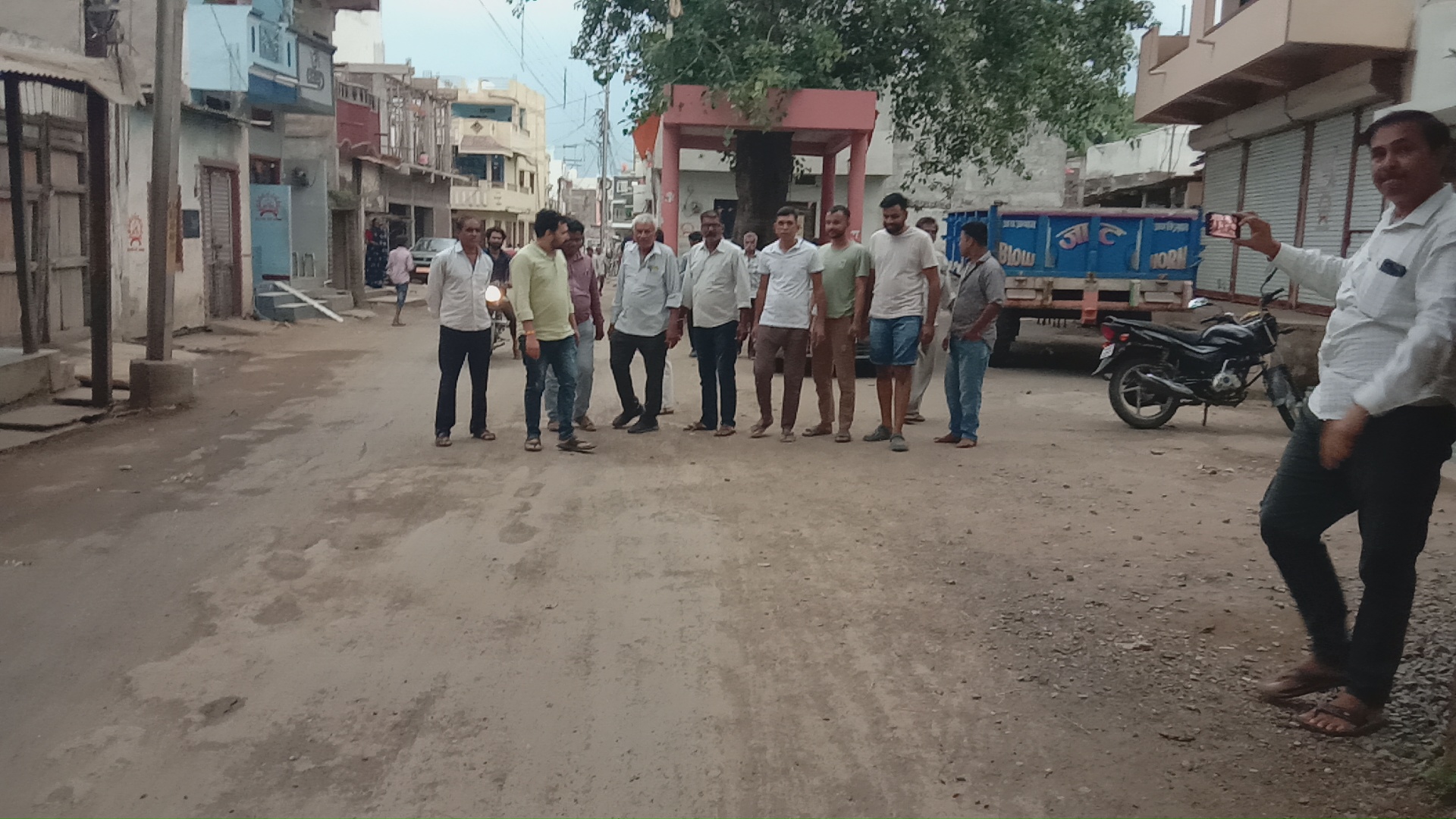 अंजड़ घटिया सड़क निर्माण वारंटी पीरिएड के पहले जगह जगह से उखड़ने लगि सड़क  नगरपरिषद के सीएमओ ने जारी नहि कीया ठेकेदार को नोटिस