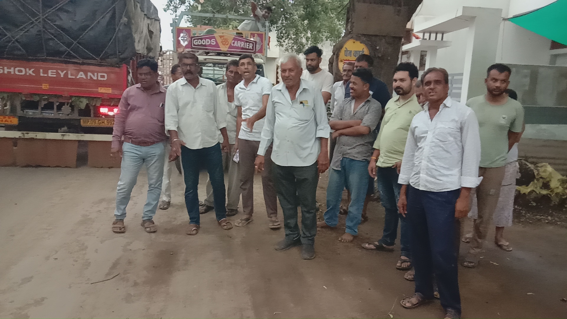 अंजड़ भ्रष्टाचार की सड़क पर गड्ढे ही गड्ढे आम जनता परेशान नगर परिषद ने आँखे मूदि   आम जनता की परेशानी से कोई लेना-देना